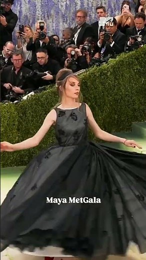 Maya Hawke showing her dress at the 2026 Met Gala 🩶#mayahawke #metgala2026
