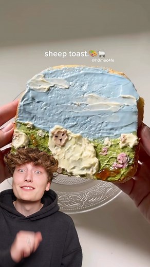 Fabi und Philipp Strehlow on Instagram: "Bewertet unserer Zeichenkünste🐑☁️😍 #toast #toastart #zeichen #einfacherezepte"