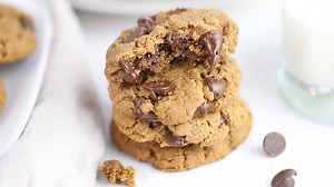 Who has started their holiday baking? You can never go wrong with the classics. Chooclate Chip Cookies for the win! recipe: https://cleananddelicious.com/the-best-gluten-free-chocolate-chip-cookies/ | Clean and Delicious with Dani Spies