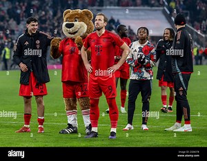Muenchen, Deutschland. 07th Feb, 2025. Aleksandar Pavlovic (FC Bayern Muenchen, #45), Maskottchen Berni (FC Bayern Muenchen), Harry Kane (FC Bayern Muenchen, #9), Wisdom Mike (FC Bayern Muenchen, #36) und Eric Dier (FC Bayern Muenchen, #15) freuen sich vor der Fankurve ueber den Sieg. GER, FC Bayern Muenchen vs. SV Werder Bremen, Fussball, Bundesliga, 21. Spieltag, Spielzeit 2024/2025, 07.02.2025. (DFL DFB REGULATIONS PROHIBIT ANY USE OF PHOTOGRAPHS as IMAGE SEQUENCES and or QUASI-VIDEO). Foto: 
