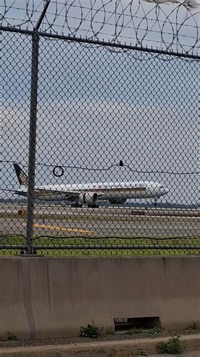 Touching down 777-312(ER) Singapore Airlines 9V-SWO/Flight SQ26 from FRA to JFK/Runway 31R
