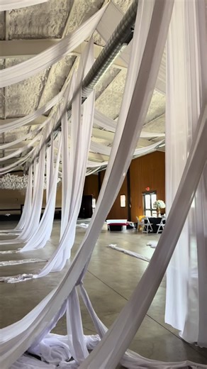 Emprender no siempre es fácil… Después de altas y bajas, esfuerzo y mucho trabajo, aquí vamos una vez más con el encortinado, esta vez con la seguridad de que llegó para quedarse 🙌 Después de arduas conversaciones, negociaciones y permisos con el departamento de bomberos… ¡al fin se logró! Un proyecto que pensábamos hacer solos, pero que gracias a Yadi y @MesadePostres 512983 7445 quienes al saber se hicieron presentes para apoyarnos, hoy es una realidad Agradecidos con cada paso, cada reto y c