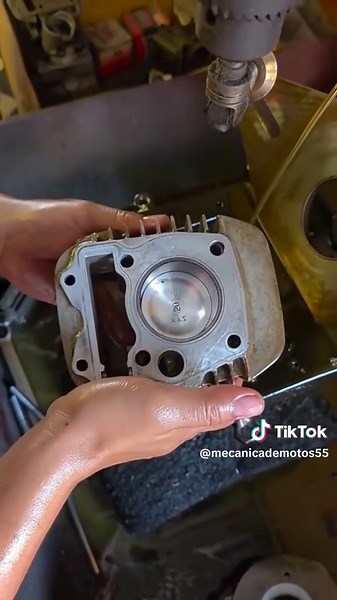 Aprender a reparar motos es una habilidad muy útil porque permite entender cómo funciona el motor, detectar fallas a tiempo y realizar mantenimiento correcto. Muchas averías comunes pueden solucionarse con conocimiento básico, lo que ayuda a ahorrar dinero en reparaciones y mantener la moto en buen estado. Además, la mecánica de motos puede convertirse en un oficio rentable, ya que cada vez hay más motocicletas en circulación y siempre se necesitan personas que sepan repararlas correctamente. Co