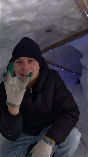 Школьник построил Огромный дом из снега (иглу)