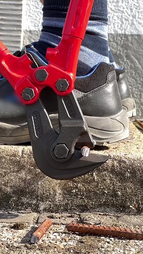 This is no ordinary KNIPEX bolt cutter! In order to cut heavy metals as easily as possible, professionals use the KNIPEX Mesh Cutter 71 82 950. #constructionsite #carpentersworld #agriculture ##knipex #t#knipex #tools #pliers #madeingermany #handtools #zangen #toolsofthetrade