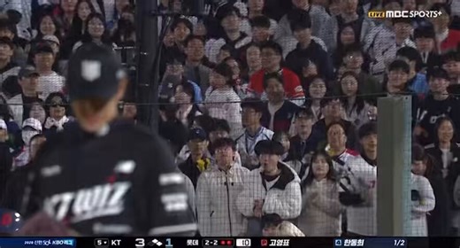 KT's Ko Young-pyo went 5 innings, 6 hits, 1 run, with 9K's to help the Wiz beat Lotte 7-3