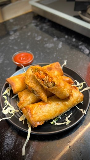 SUPER CRISPY SPRING ROLLS RECIPE😍 This Chinese Veg Starter will blow your mind, you’ll get it yummy and crispy as like restaurants 💬Word “Roll” to get detailed written recipe❤️ #springrolls #springrollrecipe #cooking #streetfood #recipes #crispy #CrispySnacks #food #foodie #foodies #FoodiesOfindia #trending #trendingpost #trendingnow #instagood #reels #chineserecipe #chinesedish #chinesefood #manchurian #vegmanchurian #momoslover #nitustadka | Nitu's Tadka