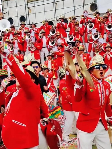 El día que Antonio Banderas se emocionó con la cultura boliviana; lo confesó en entrevista con Anabel Angus. El actor quedó maravillado con nuestras danzas, nuestra cultura y nuestro folclore. | Bolivia Unida