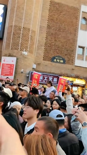 Every October, China celebrates its "Golden Week" — a national holiday marking the founding of the People's Republic of China. It's one of the country's biggest travel seasons, when families and friends hit the road to explore, reconnect, and celebrate together. This year, Xinjiang welcomed over 18.6 million visitors, an 11% jump from last year! 🎉 From Urumqi's Grand Bazaar, where over 200,000 people gathered in one day, to Kashgar's hands-on heritage workshops and the breathtaking Heavenly Lak