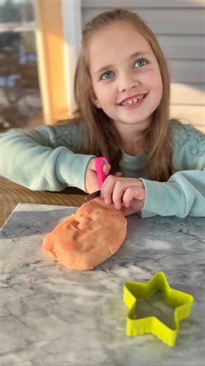 Kamry Vincent | Kentucky Creator on Instagram: "Watch the magic unfold with this DIY color-changing playdough! 🌈✨ I recommend using the red/yellow powder since it had the most color-changing effect for us. Share this recipe with a mama! 😊 ✨Comment “Color Changing” and I’ll send the 🔗’s to everything directly to you!✨ Supplies •2 cup all-purpose flour •2 cup water •4 teaspoon cream of tartar •2/3 cup salt •2 tablespoon avocado oil •2 tsp of color changing powder Directions 1)Stir together the 