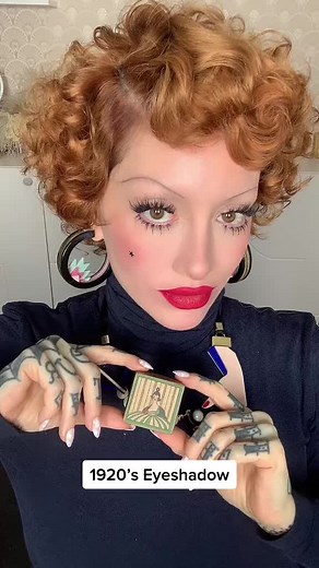 Flapper makeup tutorial 1920s Elizabeth Arden eye shadow Video credit: erinparsonsmakeup #makeup #eyeshadow #1920smakeup #flappermakeup