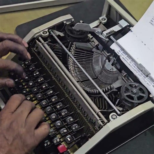 Olivetti Lettera DL Typewriter – High Speed Typing Test. #vintage #typewriter #rrtypewritermart