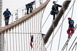 Man scaled Brooklyn Bridge, disrupted traffic this morning
