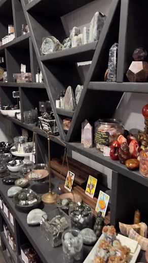 Feelings for every piece of Lab ever. #amityvilleapothecary #metaphysicalshop #crystalhealing #crystalsforbeginners #crystals101 #labradorite