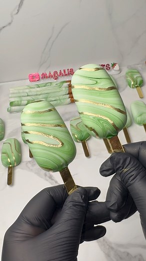 Marbled Cakesicles 💚 | Magalis Sweets
