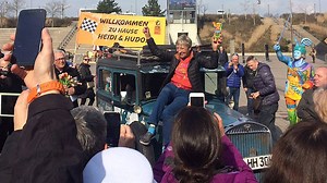 41K views · 680 reactions | Triumphaler Empfang: Heidi Hetzer ist im Oldtimer drei Jahre lang um die Welt gefahren. Am Sonnabend erreichte sie ihr Ziel: Berlin. Das NDR Fernsehen hat die 79-Jährige unterwegs begleitet. | NDR.de | Facebook