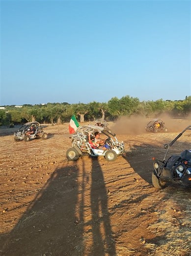 ​Perché restare seduti a tavola quando puoi sfrecciare tra i trulli e gli ulivi secolari? 2 ore di puro divertimento, un pizzico di cultura e tanta, tanta polvere! La Valle d’Itria come non l’avete mai vista (e sentita). ​📍 Valle d’Itria, Puglia 🔥 Adrenalina & Storia 👯‍♂️ Tagga la tua