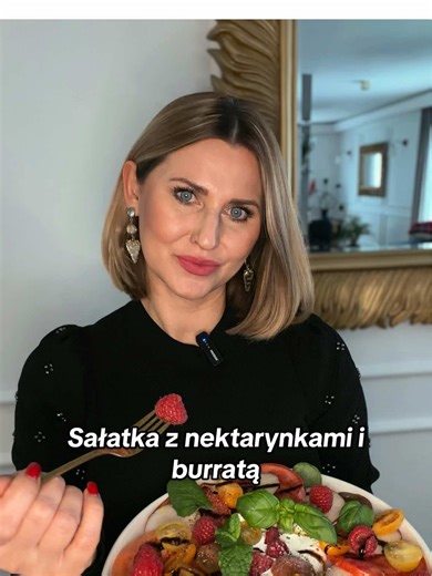 Pyszna sałatka z nektarynkami i burratą