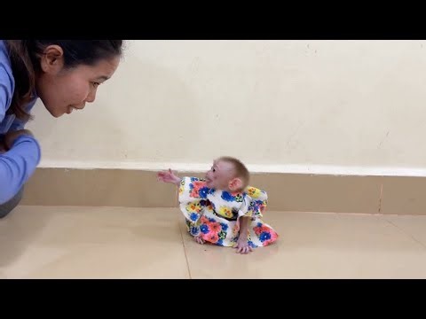 Incredible Selena Brave Finger P0int Angry Mom Not Take Her To Hug