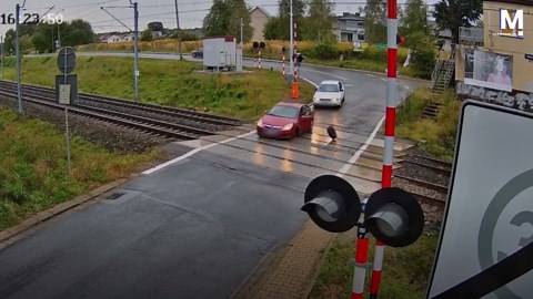 Driver crosses railroad tracks in Poland – then the wheel falls off
