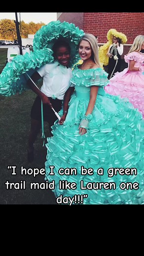 knew i wanted the color green after i took that picture with her parisol #mobileazaleatrail #fyp #trailmaids #azaleatrail #southal #greenscreen