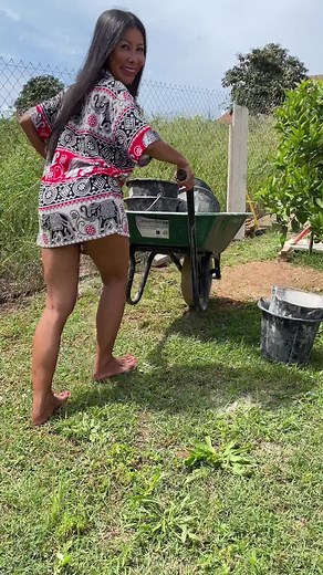 I just love working barefoot in my garden 🤩 #workingathome #barefoot #garden #workingmom