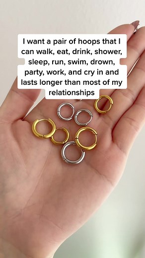 These hoops will go with you through thick and thin, no matter what the day brings 😉 #everydayjewelry #huggiehoop #jewelrycollection #hoopearrings