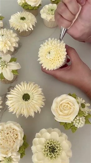 Satisfying White Chrysanthemum Buttercream Piping 🤍✨