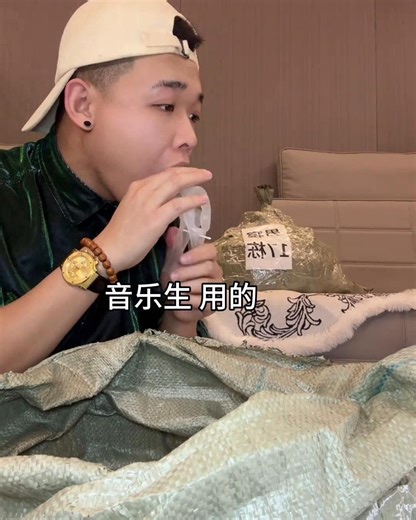 3C數碼寶貝 on Instagram: "🏫 寢室可以考科 📚 也可以考研 🎓 ❌ 但不能烤腸 🌭❗️ 📚 讓寢室成為你的學習天地 ✨ ✔ 投影 🖥️ 隨時看課件 ✔ 暖手寶 🔥 防止寒冷影響學習 ✔ 空氣清新機 🍃 提高工作效率 ❌ 但最重要的是，注意火源安全 🚫🔥 ✔ 遠離煤氣和易燃物 ✔ 不可私拉電線或使用大功率電器 ✔ 確保插座和電器安全接地 🔥 熱情學習，安全第一！ ✨ #寢室防火 #學習小窩 #火源安全 #警示文案 #台灣學生"