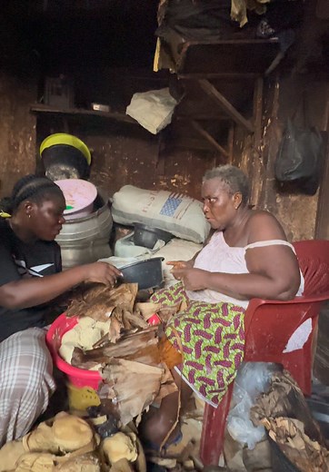Learning how to make Ga Kenkey in Jamestown @Ezra A Asare @Daddy Joe @Walk With Charlton @NDA MEDIA @Panyin & Kakra 👯‍♀️ #ndaliveinghana
