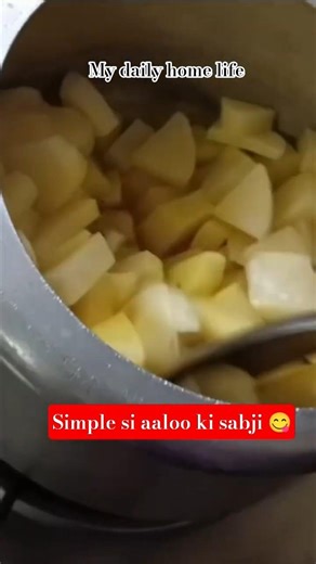 सबकी favourite आलू की सब्जी 😋 #dailylife #housewifelife #food