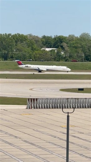 Delta CRJ-900 taking off on runway 18L at CVG! #delta #crj #crj900 #takeoff #cincinnati #endeavor