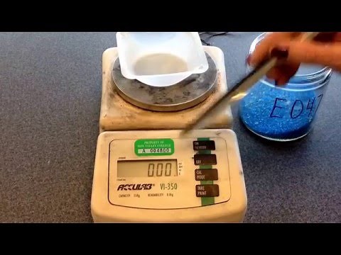 How to use an electronic balance to measure the mass of a sample