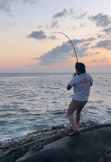 TOP WATER EXPLOTION!!! Popping GT With Joran Relix Nusantara Bobara PE 5-6 by @CV. Solusi Mancing Asyik @AMIN MUHAMAD @ita rahma featuring Shimano Saragosa 18.000 HG by @shimano_indonesia @ordal shimano @mister.iguns with PE 10 Relix Nusantara Samson X16 - Leader Varivas 170 LB - Popper Alaska Bali 100 Gram - Treble BKK Raptop Z 5/0 - Swiffle NT - Split Ring NT #arifpulaunasi #shimanoindonesia #solusimancingasik #relixnusantara #fyppppppppppppppppppppppp