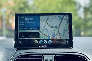 Adiós a los líos de cables en el coche: este adaptador permite conectar Android Auto desde tu móvil de forma inalámbrica