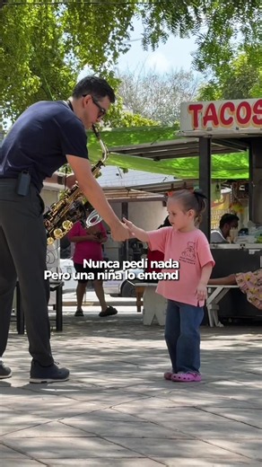 Saxofonista en Catedral de Culiacán: reacción de una niña que emocionó