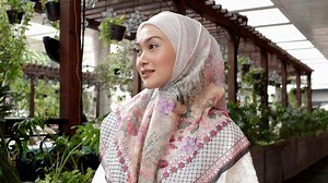 5 Tutorial Hijab Segi Empat ala Indah Nada Puspita hingga  Amelia Andani untuk Penampilan Lebaran yang Penuh Peson