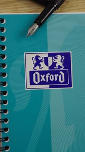 Funfact: Das Oxford Logo. 🖋📃 Unser Logo besteht aus zwei Farben, blau und weiß, die eine Handschrift in blauer Tinte auf weißem Papier symbolisieren. Hast du das schon gewusst? | Oxford.Generation