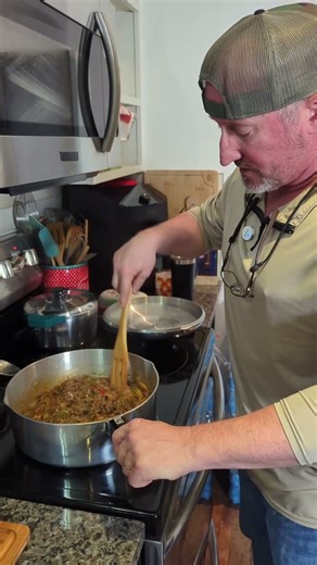 Cooking Southern Homemade Dirty Rice | Aluminum 12" Saute' pan | @magnawareusa #cooking #dads #rice