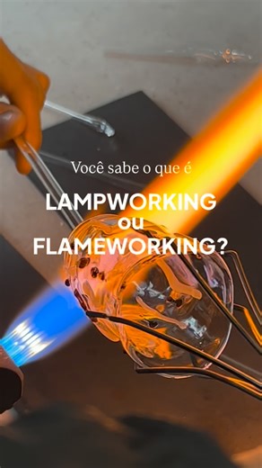 Ateliê Escola on Instagram: "Você sabe o que é Lampworking ou Flameworking? Em breve aqui no Ateliê Escola 👀 #flameworking #lampworking #cursodevidro #cursodelampworking #vidrosoprado"