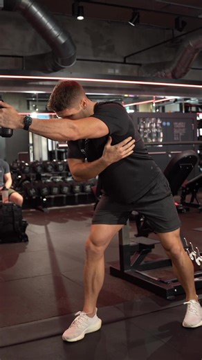 🎯 Single-arm straight-arm lat pulldowns. A few tweaks to your technique that’ll make them work even better. Note “hips towards camera”. Questions/comments? Drop them below ⬇️ THEFITNESSMAVERICK.com #lats #cables #backworkout #physiquetraining #bodybuilding #exercisetips