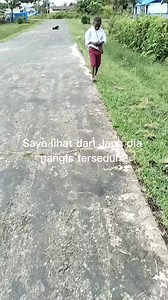 Miris melihat potret pendidikan di Papua 🥹 Moment seorang anak SD di Papua menangis pulang ke rumah gara-gara pensil satu-satunya patah. Beruntung ada seorang Ibu yang baik membantu meruncingkan pencilnya, dan suruh kembali lagi ke sekolah. Semoga kelak menjadi orang hebat yaa Dek, semangat belajarnya..💪💪 | DEWI