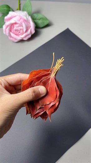 Autumn leaves can be rolled up to make beautiful flowers – it's so easy! Try it with your kids! #DIYCrafts | Crafti Hand