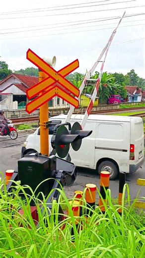 Railgate crossing #railgatecrossing #keretaapi #train #palangpintukeretaapi #railway #railfans