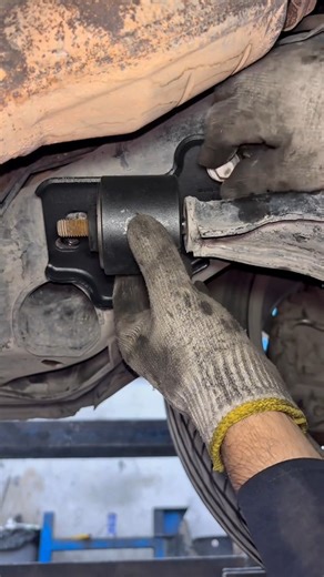 installing lower control arm mount ford crown victoria 🛠️ #mechanic #suspension #automotive | Mécanicien.com