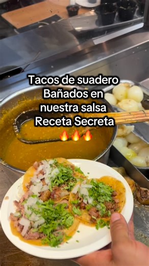 🍽️ Tacos de suadero bañados en salsa 🤤🔥 Receta secreta, suadero bien doradito y una salsa que lo cambia todo. Así se viven los tacos cuando se hacen con tiempo y sabor 🌮❤️ 📍 Plaza Paseo Bernal Calle Peña de Bernal, El Refugio, Querétaro 📍 Av. Temoaya Centro Urbano, Izcalli, Estado de México 👉 ¿Te los comes con más salsa o así están perfectos? #TacosDeSuadero #TacosBañados #Querétaro #Edomex #AntojoMexicano | Taqueria Los Toños