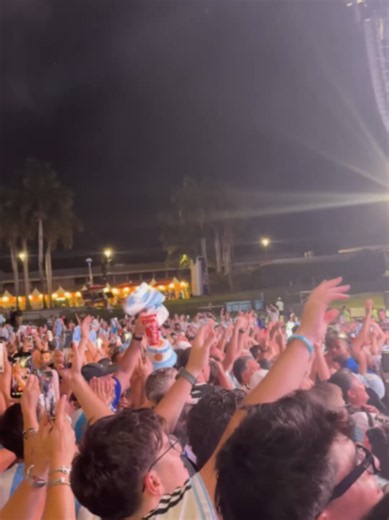 La afición albiceleste vive con euforia la clasificación de #Argentina a los octavos de final desde el Fan Fest de Miami. Los hinchas celebran el triunfo de su selección y disfrutan al máximo de una jornada inolvidable de la Copa del Mundo 2026. #ElMundialXC10