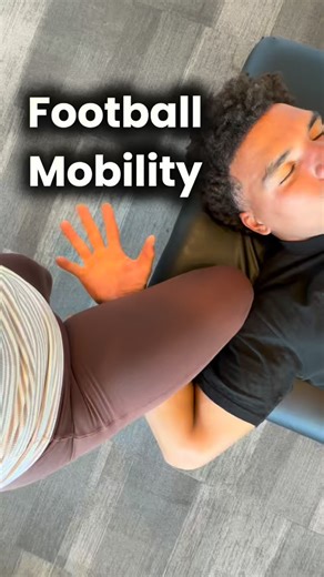 𝗦𝗮𝗻𝗱𝗿𝗮 𝗝𝗲𝗿𝘀𝗯𝘆 | 𝗦𝘁𝗿𝗲𝘁𝗰𝗵𝗔 𝗠𝗲𝘁𝗵𝗼𝗱 𝗙𝗼𝘂𝗻𝗱𝗲𝗿 on Instagram: "Opening the shoulder girdle + full arm line for my football guys today. 🏈 ‌ This sport is pure push, pull, block, grip. When the shoulders, biceps, forearms, and hands get overloaded, everything tightens and mechanics get sloppy. ‌ 𝗗𝘆𝗻𝗮𝗺𝗶𝗰 𝘀𝘁𝗿𝗲𝘁𝗰𝗵 + 𝗮𝗿𝗺 𝗹𝗶𝗻𝗲 𝗿𝗲𝗹𝗲𝗮𝘀𝗲 → ✔ better range ✔ cleaner power ✔ faster recovery ✔ less grip fatigue ‌ Small details → big performance. 𝗦𝘁𝗿𝗲𝘁