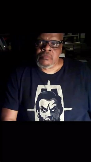 Ballz Plagiarism on Instagram: "日本利用压电瓷砖将脚步转化为电能。这些瓷砖捕捉来自你脚步的动能。当你行走时，你的重量和动作会对瓷砖产生压力。瓷砖会轻微弯曲，从而产生机械应力。瓷砖内部的压电材料将这种应力转化为电能。每一步都会产生少量电荷，而数百万步结合在一起就能产生足够的电力来驱动 LED 灯、数字显示屏和传感器。在像涩谷车站这样繁忙的地方，每天大约有240万个脚步为这一系统作出贡献。这些电能可以被储存或立即使用，从而减少对传统电力来源的依赖，并支持可持续的城市基础设施。这种方法将日常运动转化为实用的可再生能源 #日本 #知识 #事实 #你知道吗 #推荐 科技创新 历史 技术 实验 热门"