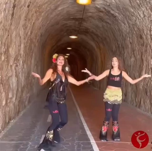 La fuerza del flamenco💃🏻 El embrujo de la danza árabe Un solo corazón latiendo al ritmo de dos culturas❤️ 🔥Fusión árabe flamenca en una sola coreografía que logrará cortar tu respiración.Estás preparad@ para dejarte llevar por la magia? ✨ @mariacarrillofitflamc y su hija Daniella nos presentan ésta maginifica coreografía,junto con éste temazo CONTIGO HABIBI con grandes colaboraciones de artistas! Disponible en todas las plataformas digitales ! Disfrutarla! #fitflamc #fusionarabeflamenco https